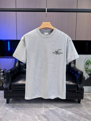 P65 DIOR迪奥 刺绣款 2026春夏经典圆领短袖T恤采用280克双纱精棉，衣服偏厚使整体高透气和柔软性，高版本，三标齐全！男女同款 颜色：白色 黑色 灰色 杏色 -尺码：S M L XL