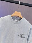 P65 DIOR迪奥 刺绣款 2026春夏经典圆领短袖T恤采用280克双纱精棉，衣服偏厚使整体高透气和柔软性，高版本，三标齐全！男女同款 颜色：白色 黑色 灰色 杏色 -尺码：S M L XL