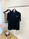 P70 迪奥、新品短袖T恤，帅气时尚，胸前图案字母logo，简约百搭款。面料260g特制纯棉 不仅挺括，保持潮流的廓形，又穿着舒适，纱织更细腻，码数S-XXL（宽松版型）