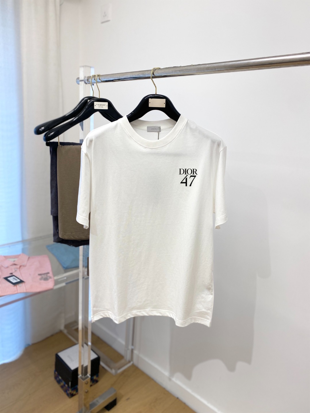 P70 迪奥、新品短袖T恤，帅气时尚，胸前图案字母logo，简约百搭款。面料260g特制纯棉 不仅挺括，保持潮流的廓形，又穿着舒适，纱织更细腻，码数S-XXL（宽松版型）
