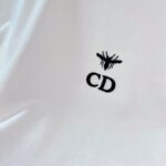 P65 DIOR迪奥 刺绣款 2026春夏经典圆领短袖T恤采用280克双纱精棉，衣服偏厚使整体高透气和柔软性，高版本，三标齐全！男女同款 颜色：白色 黑色 灰色 杏色 -尺码：S M L XL