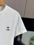 P65 DIOR迪奥 刺绣款 2026春夏经典圆领短袖T恤采用280克双纱精棉，衣服偏厚使整体高透气和柔软性，高版本，三标齐全！男女同款 颜色：白色 黑色 灰色 杏色 -尺码：S M L XL