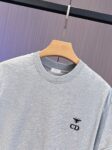 P65 DIOR迪奥 刺绣款 2026春夏经典圆领短袖T恤采用280克双纱精棉，衣服偏厚使整体高透气和柔软性，高版本，三标齐全！男女同款 颜色：白色 黑色 灰色 杏色 -尺码：S M L XL