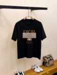 P70 品牌： 迪奥 (胖子福音)原单男士休闲短袖T恤，2026春夏新品，定制胸前顶级logo 工艺、搭配整件细节 品质及剪裁设计都堪称一流，定制进口丝光棉面料！型格十足，配色轻熟百搭。M-5XL(穿到220斤)