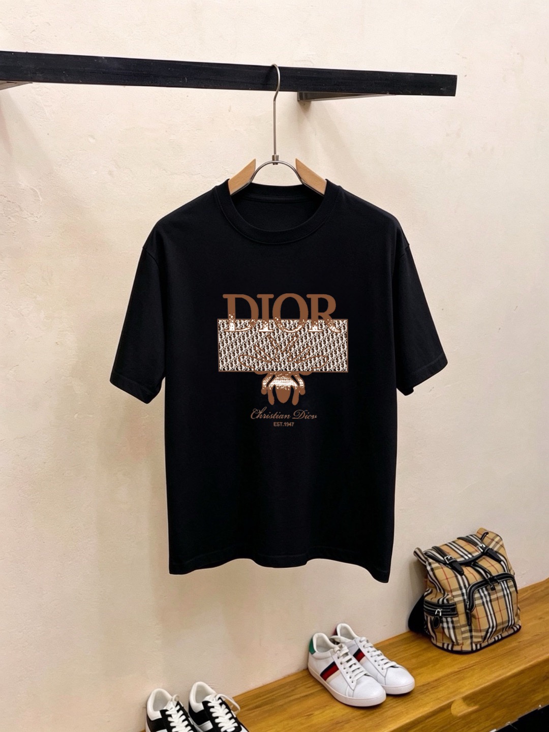 P70 品牌： 迪奥 (胖子福音)原单男士休闲短袖T恤，2026春夏新品，定制胸前顶级logo 工艺、搭配整件细节 品质及剪裁设计都堪称一流，定制进口丝光棉面料！型格十足，配色轻熟百搭。M-5XL(穿到220斤)