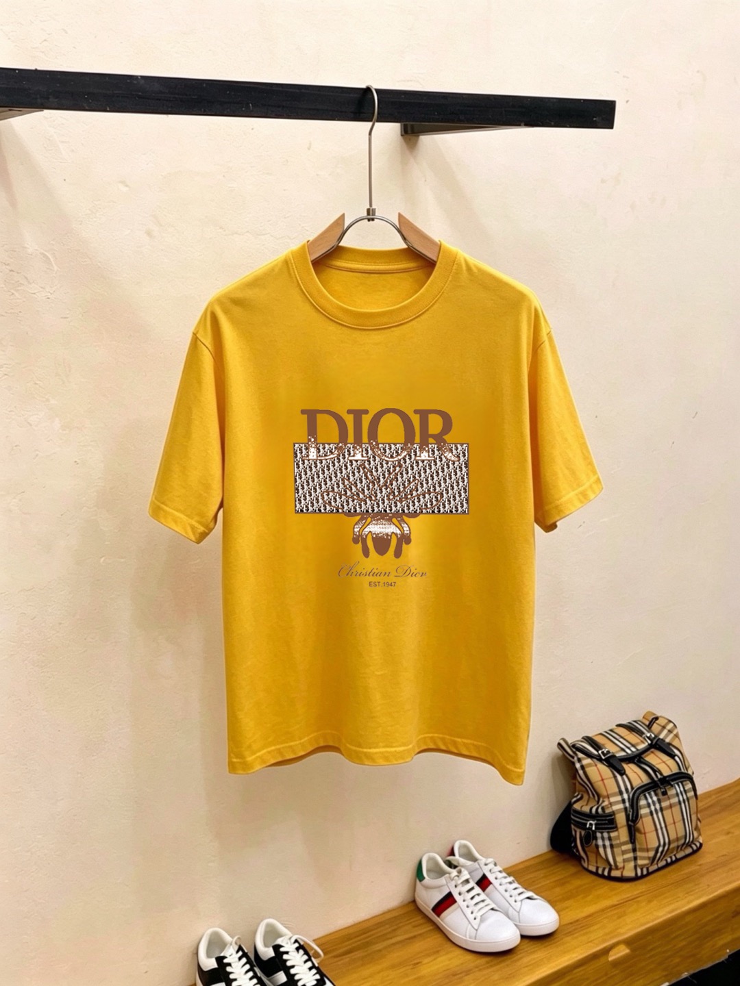 P70 品牌： 迪奥 (胖子福音)原单男士休闲短袖T恤，2026春夏新品，定制胸前顶级logo 工艺、搭配整件细节 品质及剪裁设计都堪称一流，定制进口丝光棉面料！型格十足，配色轻熟百搭。M-5XL(穿到220斤)