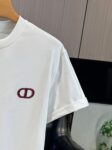 P65 DIOR迪奥 刺绣款 2026春夏经典圆领短袖T恤采用280克双纱精棉，衣服偏厚使整体高透气和柔软性，高版本，三标齐全！男女同款 颜色：白色 黑色 灰色 杏色 -尺码：S M L XL