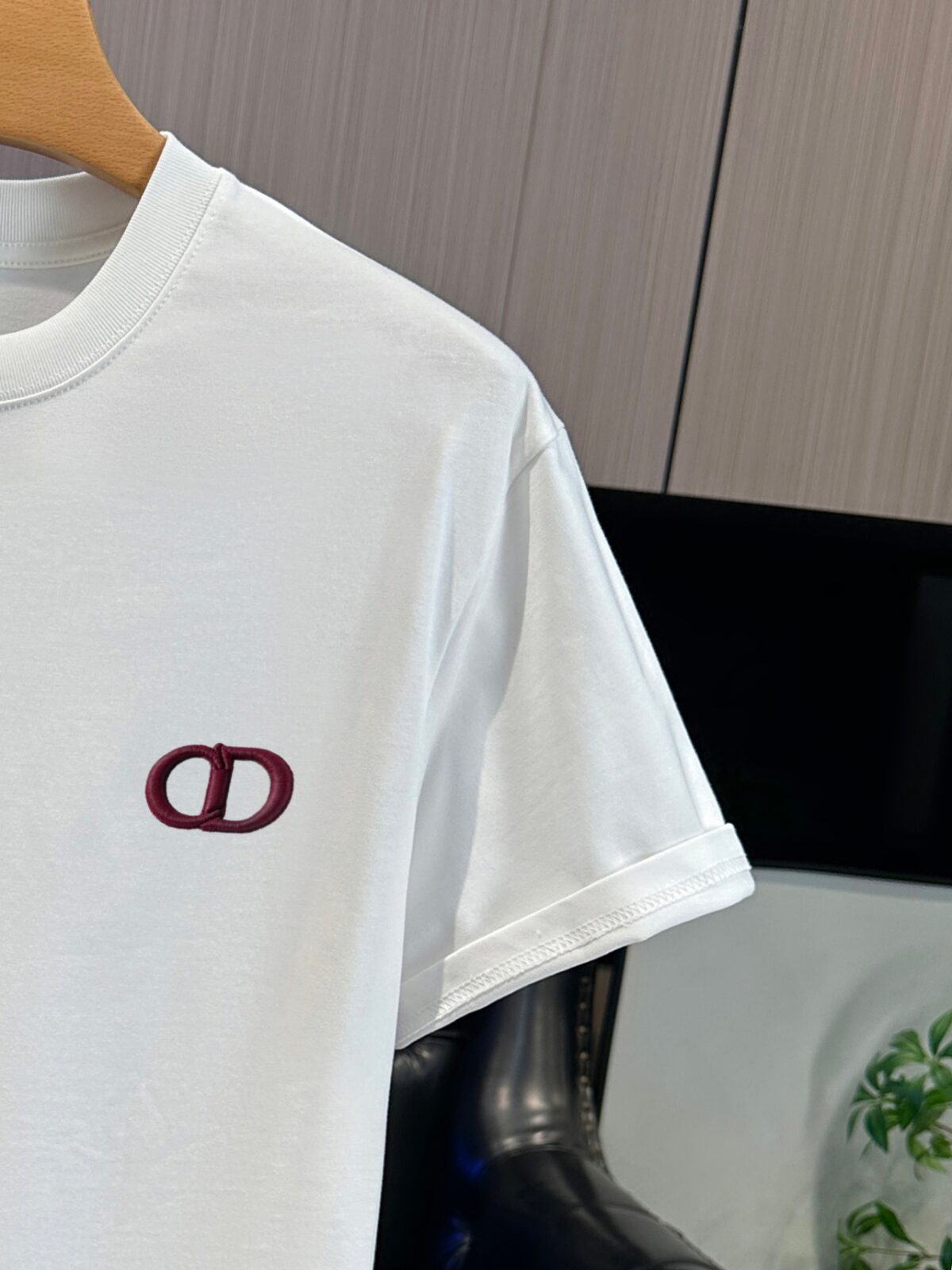 P65 DIOR迪奥 刺绣款 2026春夏经典圆领短袖T恤采用280克双纱精棉，衣服偏厚使整体高透气和柔软性，高版本，三标齐全！男女同款 颜色：白色 黑色 灰色 杏色 -尺码：S M L XL