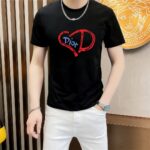 P70 品牌： 迪奥 (胖子福音)原单男士休闲短袖T恤，2026春夏新品，定制胸前顶级logo 工艺、搭配整件细节 品质及剪裁设计都堪称一流，定制进口丝光棉面料！型格十足，配色轻熟百搭。M-5XL(穿到220斤)