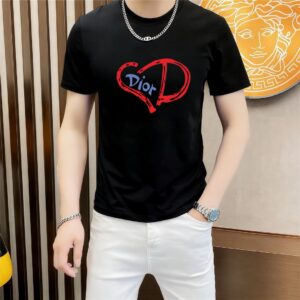P70 品牌： 迪奥 (胖子福音)原单男士休闲短袖T恤，2026春夏新品，定制胸前顶级logo 工艺、搭配整件细节 品质及剪裁设计都堪称一流，定制进口丝光棉面料！型格十足，配色轻熟百搭。M-5XL(穿到220斤)