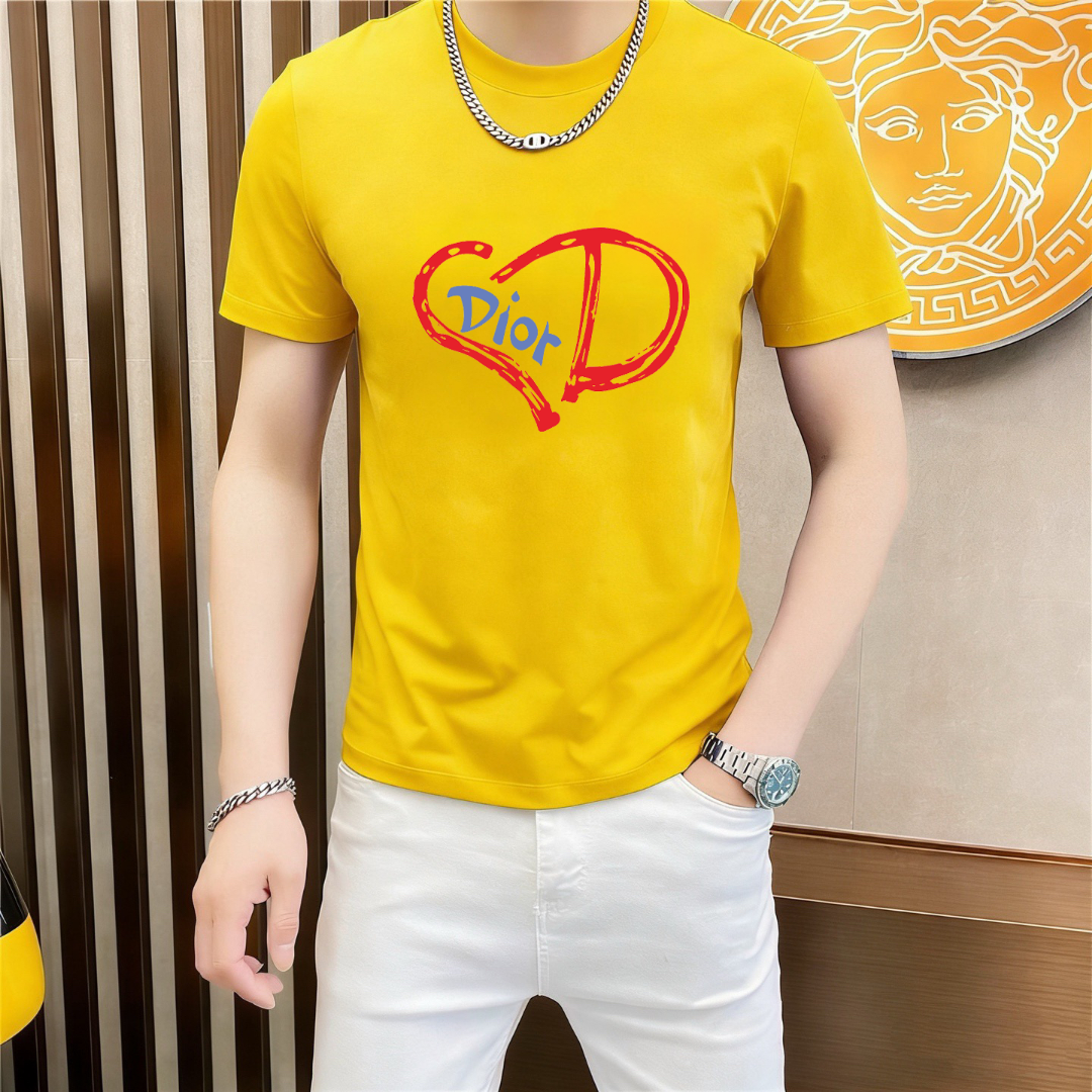 P70 品牌： 迪奥 (胖子福音)原单男士休闲短袖T恤，2026春夏新品，定制胸前顶级logo 工艺、搭配整件细节 品质及剪裁设计都堪称一流，定制进口丝光棉面料！型格十足，配色轻熟百搭。M-5XL(穿到220斤)