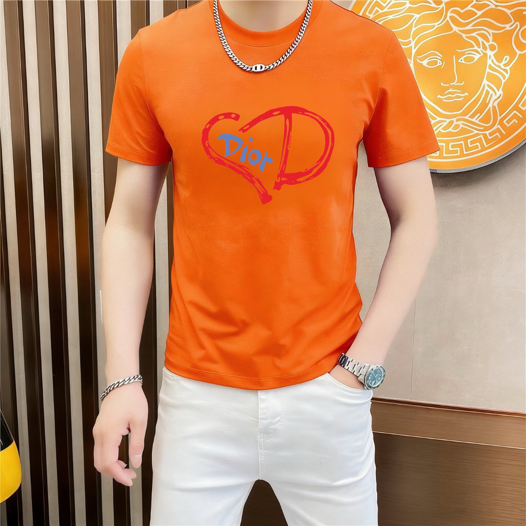 P70 品牌： 迪奥 (胖子福音)原单男士休闲短袖T恤，2026春夏新品，定制胸前顶级logo 工艺、搭配整件细节 品质及剪裁设计都堪称一流，定制进口丝光棉面料！型格十足，配色轻熟百搭。M-5XL(穿到220斤)