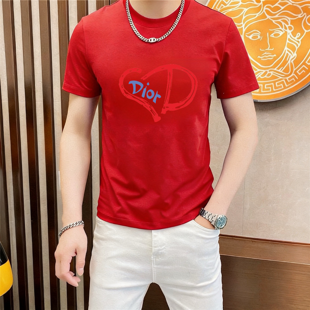P70 品牌： 迪奥 (胖子福音)原单男士休闲短袖T恤，2026春夏新品，定制胸前顶级logo 工艺、搭配整件细节 品质及剪裁设计都堪称一流，定制进口丝光棉面料！型格十足，配色轻熟百搭。M-5XL(穿到220斤)