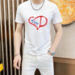 P70 品牌： 迪奥 (胖子福音)原单男士休闲短袖T恤，2026春夏新品，定制胸前顶级logo 工艺、搭配整件细节 品质及剪裁设计都堪称一流，定制进口丝光棉面料！型格十足，配色轻熟百搭。M-5XL(穿到220斤)