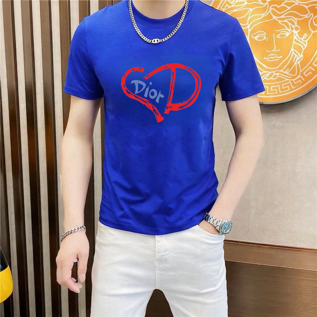 P70 品牌： 迪奥 (胖子福音)原单男士休闲短袖T恤，2026春夏新品，定制胸前顶级logo 工艺、搭配整件细节 品质及剪裁设计都堪称一流，定制进口丝光棉面料！型格十足，配色轻熟百搭。M-5XL(穿到220斤)