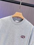 P65 DIOR迪奥 刺绣款 2026春夏经典圆领短袖T恤采用280克双纱精棉，衣服偏厚使整体高透气和柔软性，高版本，三标齐全！男女同款 颜色：白色 黑色 灰色 杏色 -尺码：S M L XL