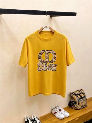 P70 品牌： 迪奥 (胖子福音)原单男士休闲短袖T恤，2026春夏新品，定制胸前顶级logo 工艺、搭配整件细节 品质及剪裁设计都堪称一流，定制进口丝光棉面料！型格十足，配色轻熟百搭。M-5XL(穿到220斤)