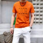P70 品牌： 迪奥 (胖子福音)原单男士休闲短袖T恤，2026春夏新品，定制胸前顶级logo 工艺、搭配整件细节 品质及剪裁设计都堪称一流，定制进口丝光棉面料！型格十足，配色轻熟百搭。M-5XL(穿到220斤)