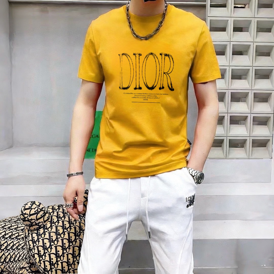 P70 品牌： 迪奥 (胖子福音)原单男士休闲短袖T恤，2026春夏新品，定制胸前顶级logo 工艺、搭配整件细节 品质及剪裁设计都堪称一流，定制进口丝光棉面料！型格十足，配色轻熟百搭。M-5XL(穿到220斤)