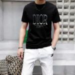 P70 品牌： 迪奥 (胖子福音)原单男士休闲短袖T恤，2026春夏新品，定制胸前顶级logo 工艺、搭配整件细节 品质及剪裁设计都堪称一流，定制进口丝光棉面料！型格十足，配色轻熟百搭。M-5XL(穿到220斤)