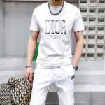 P70 品牌： 迪奥 (胖子福音)原单男士休闲短袖T恤，2026春夏新品，定制胸前顶级logo 工艺、搭配整件细节 品质及剪裁设计都堪称一流，定制进口丝光棉面料！型格十足，配色轻熟百搭。M-5XL(穿到220斤)