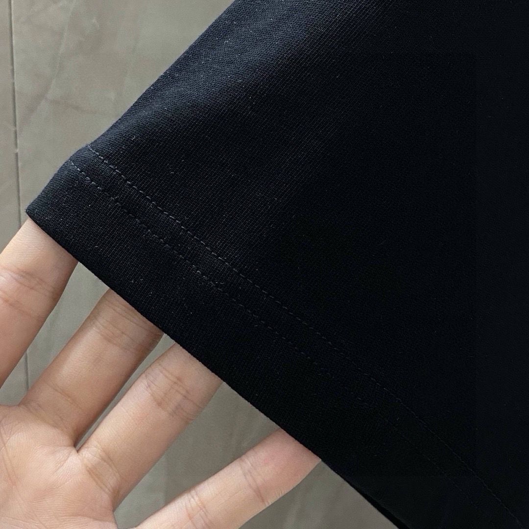 P70 品牌： 迪奥 (胖子福音)原单男士休闲短袖T恤，2026春夏新品，定制胸前顶级logo 工艺、搭配整件细节 品质及剪裁设计都堪称一流，定制进口丝光棉面料！型格十足，配色轻熟百搭。M-5XL(穿到220斤)