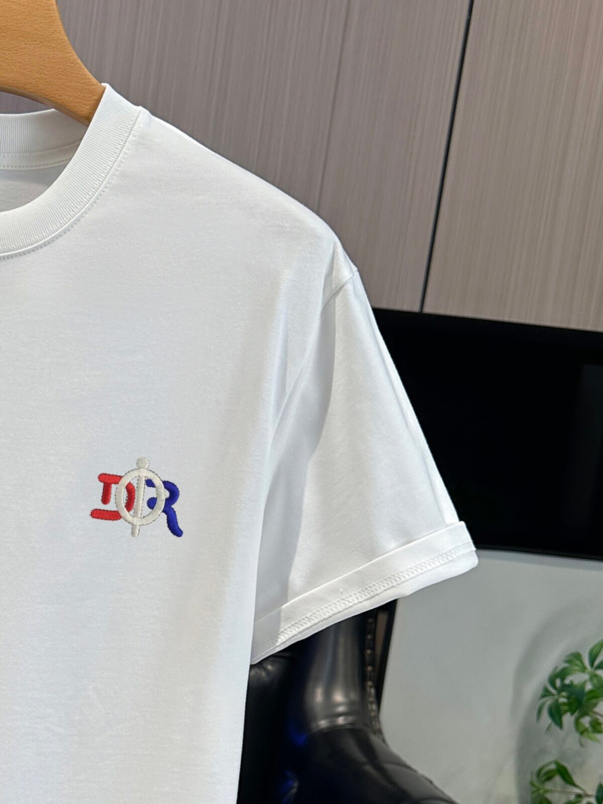 P65 DIOR迪奥 刺绣款 2026春夏经典圆领短袖T恤采用280克双纱精棉，衣服偏厚使整体高透气和柔软性，高版本，三标齐全！男女同款 颜色：白色 黑色 灰色 杏色 -尺码：S M L XL