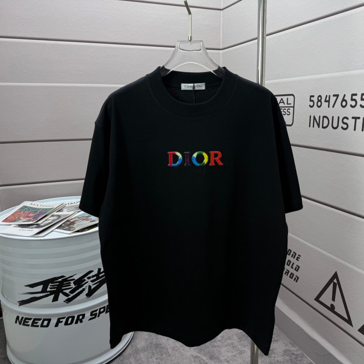 P75 Dio* 克里斯蒂迪奥 2026春夏新款 经典字母简约 滴胶工艺 简约大方 定制双纱平纹纯棉面料 短袖T恤 男女同款 颜色：黑色 白色 紫色 绿色 尺码： S （90-130斤） M （120-150斤） L （140-165斤） XL （160-180斤） XXL （180-210斤）