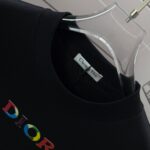 P75 Dio* 克里斯蒂迪奥 2026春夏新款 经典字母简约 滴胶工艺 简约大方 定制双纱平纹纯棉面料 短袖T恤 男女同款 颜色：黑色 白色 紫色 绿色 尺码： S （90-130斤） M （120-150斤） L （140-165斤） XL （160-180斤） XXL （180-210斤）