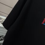P75 Dio* 克里斯蒂迪奥 2026春夏新款 经典字母简约 滴胶工艺 简约大方 定制双纱平纹纯棉面料 短袖T恤 男女同款 颜色：黑色 白色 紫色 绿色 尺码： S （90-130斤） M （120-150斤） L （140-165斤） XL （160-180斤） XXL （180-210斤）