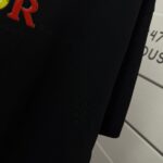 P75 Dio* 克里斯蒂迪奥 2026春夏新款 经典字母简约 滴胶工艺 简约大方 定制双纱平纹纯棉面料 短袖T恤 男女同款 颜色：黑色 白色 紫色 绿色 尺码： S （90-130斤） M （120-150斤） L （140-165斤） XL （160-180斤） XXL （180-210斤）