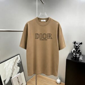 P80 dio～ 迪奥字母签名刺绣，官方同款 《区别通货面料》 双纱纯棉，紧密纱线短袖tee上身十分舒适，男女同款半袖，落肩宽松版型 颜色: 黑色 白色 咖啡色 尺码：S（90-130斤） M（125-150斤） L（135-165斤） XL（160-190斤） XXL（185-220斤）