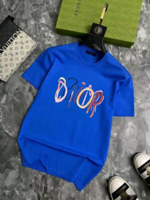 P70 品牌： 迪奥 (胖子福音)原单男士休闲短袖T恤，2026春夏新品，定制胸前顶级logo 工艺、搭配整件细节 品质及剪裁设计都堪称一流，定制进口丝光棉面料！型格十足，配色轻熟百搭。M-5XL(穿到220斤)