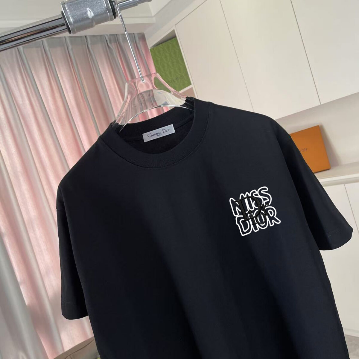 weigou_181355_2_6ff725c05c P70 Dio 迪奥2026夏季新款 个性字母logo印花 短袖T恤 定制面料300g 男女同款 颜色:黑色 白色 绿色 紫色 尺码: S M L XL XXL 五个码