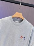 P65 DIOR迪奥 刺绣款 2026春夏经典圆领短袖T恤采用280克双纱精棉，衣服偏厚使整体高透气和柔软性，高版本，三标齐全！男女同款 颜色：白色 黑色 灰色 杏色 -尺码：S M L XL