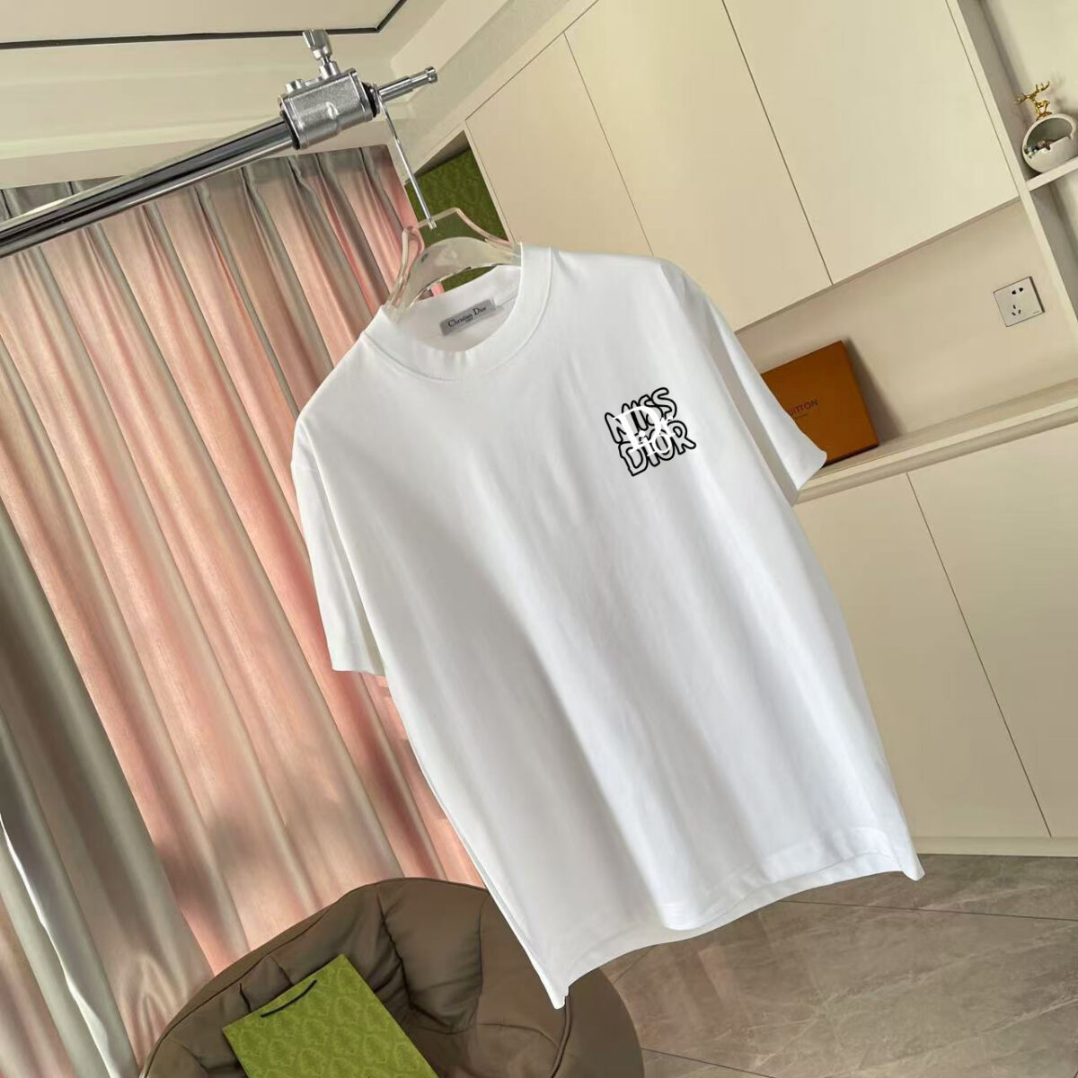 weigou_181401_1_1cc57f984c P70 Dio 迪奥2026夏季新款 个性字母logo印花 短袖T恤 定制面料300g 男女同款 颜色:黑色 白色 绿色 紫色 尺码: S M L XL XXL 五个码