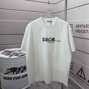 P75 Dio* 克里斯蒂迪奥 2026春夏新款 经典字母简约 滴胶工艺 简约大方 定制双纱平纹纯棉面料 短袖T恤 男女同款 颜色：黑色 白色 紫色 绿色 尺码： S （90-130斤） M （120-150斤） L （140-165斤） XL （160-180斤） XXL （180-210斤）