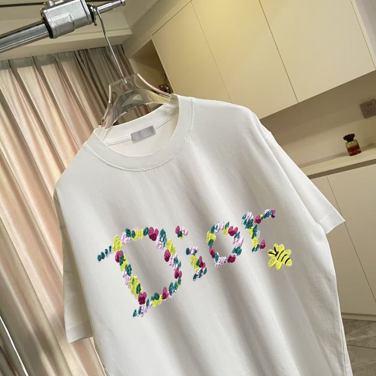 weigou_181456_2_ad2e4af1f4 P80 Dio 迪奥2026冬季新款 洗水做旧磨破 个性字母logo印花 短袖T恤 定制面料300g 男女同款 颜色:黑色 白色 红色 绿色 尺码: S M L XL XXL 五个码