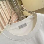 weigou_181456_3_e99f553d71 P80 Dio 迪奥2026冬季新款 洗水做旧磨破 个性字母logo印花 短袖T恤 定制面料300g 男女同款 颜色:黑色 白色 红色 绿色 尺码: S M L XL XXL 五个码