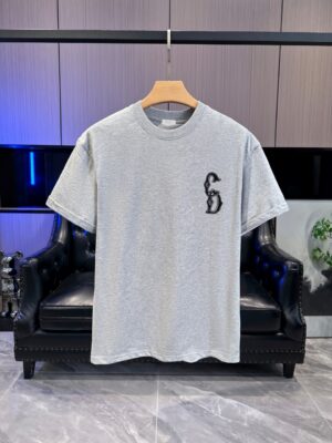 P65 DIOR迪奥 刺绣款 2026春夏经典圆领短袖T恤采用280克双纱精棉，衣服偏厚使整体高透气和柔软性，高版本，三标齐全！男女同款 颜色：白色 黑色 灰色 杏色 -尺码：S M L XL