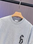 P65 DIOR迪奥 刺绣款 2026春夏经典圆领短袖T恤采用280克双纱精棉，衣服偏厚使整体高透气和柔软性，高版本，三标齐全！男女同款 颜色：白色 黑色 灰色 杏色 -尺码：S M L XL