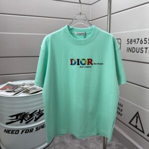 P75 Dio* 克里斯蒂迪奥 2026春夏新款 经典字母简约 滴胶工艺 简约大方 定制双纱平纹纯棉面料 短袖T恤 男女同款 颜色：黑色 白色 紫色 绿色 尺码： S （90-130斤） M （120-150斤） L （140-165斤） XL （160-180斤） XXL （180-210斤）