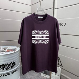 P70 Dio* 克里斯蒂迪奥 2026春夏新款 经典字母 印花工艺 休闲宽松 圆领短袖T恤 男女同款 颜色：黑色 白色 紫色 绿色 尺码: S M L XL XXL 尺码： S （90-130斤） M （120-150斤） L （140-165斤） XL （160-180斤） XXL （180-210斤）