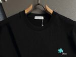 weigou_181747_1_1589fc0128 P75 【原单品质】𝗗𝗜𝗢𝗥迪奥新款 老花字母刺绣标识精致刺绣老花圆领短袖 - 𝘀𝗶𝘇𝗲:𝗦 𝗠 𝗟 𝗫𝗟 - 颜色:白色 黑色 原版面料 官方同款 圆领短袖 定制280克同缸染面料 手感非常舒服 春夏最新砖柜同步 时尚又个性超级百搭好看的 男女都非常合适 人手必备款 吊牌 领标 水洗麦 三标齐全