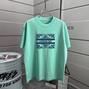 P70 Dio* 克里斯蒂迪奥 2026春夏新款 经典字母 印花工艺 休闲宽松 圆领短袖T恤 男女同款 颜色：黑色 白色 紫色 绿色 尺码: S M L XL XXL 尺码： S （90-130斤） M （120-150斤） L （140-165斤） XL （160-180斤） XXL （180-210斤）