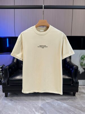 P65 DIOR迪奥 刺绣款 2026春夏经典圆领短袖T恤采用280克双纱精棉，衣服偏厚使整体高透气和柔软性，高版本，三标齐全！男女同款 颜色：白色 黑色 灰色 杏色 -尺码：S M L XL