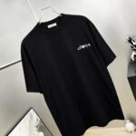 P75 Dio～胸前字母刺绣 《区别通货面料》 7a抗菌短袖tee 上身十分舒适，男女同款半袖，落肩宽松版型 颜色: 黑色 白色 咖啡色 尺码：S（90-130斤） M（125-150斤） L（135-165斤） XL（160-190斤） XXL（185-220斤）