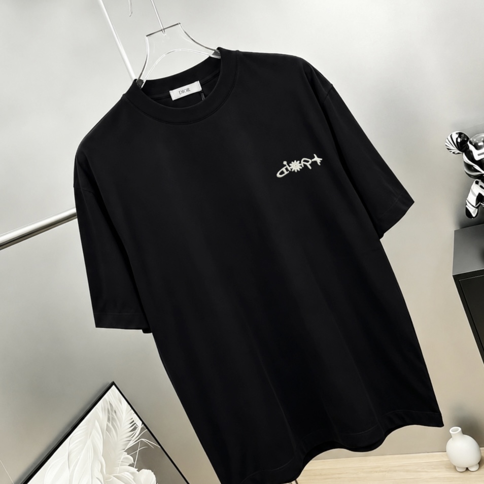 P75 Dio～胸前字母刺绣 《区别通货面料》 7a抗菌短袖tee 上身十分舒适，男女同款半袖，落肩宽松版型 颜色: 黑色 白色 咖啡色 尺码：S（90-130斤） M（125-150斤） L（135-165斤） XL（160-190斤） XXL（185-220斤）