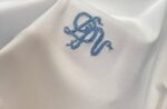 P65 DIOR迪奥 刺绣款 2026春夏经典圆领短袖T恤采用280克双纱精棉，衣服偏厚使整体高透气和柔软性，高版本，三标齐全！男女同款 颜色：白色 黑色 灰色 杏色 -尺码：S M L XL