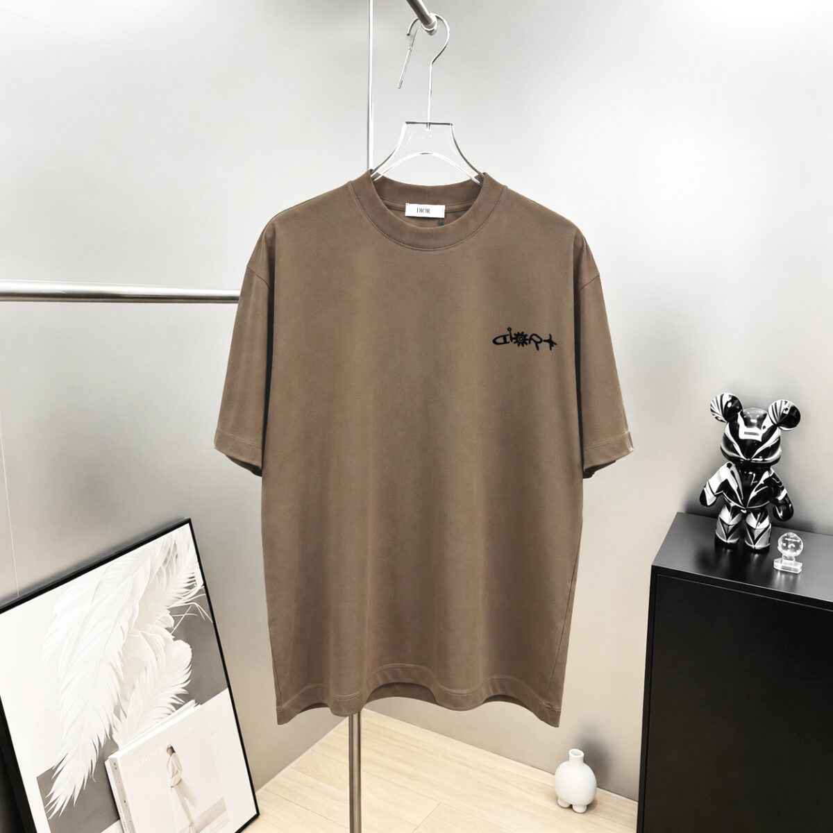 P75 Dio～胸前字母刺绣 《区别通货面料》 7a抗菌短袖tee 上身十分舒适，男女同款半袖，落肩宽松版型 颜色: 黑色 白色 咖啡色 尺码：S（90-130斤） M（125-150斤） L（135-165斤） XL（160-190斤） XXL（185-220斤）